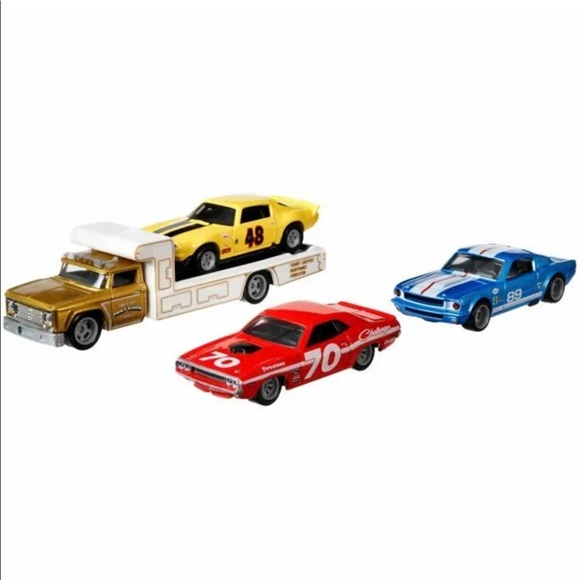 Hot Wheels Toys Hot Wheels Premium Pony Wars Diorama Hemi Challenger Mustang Fastback Camaro